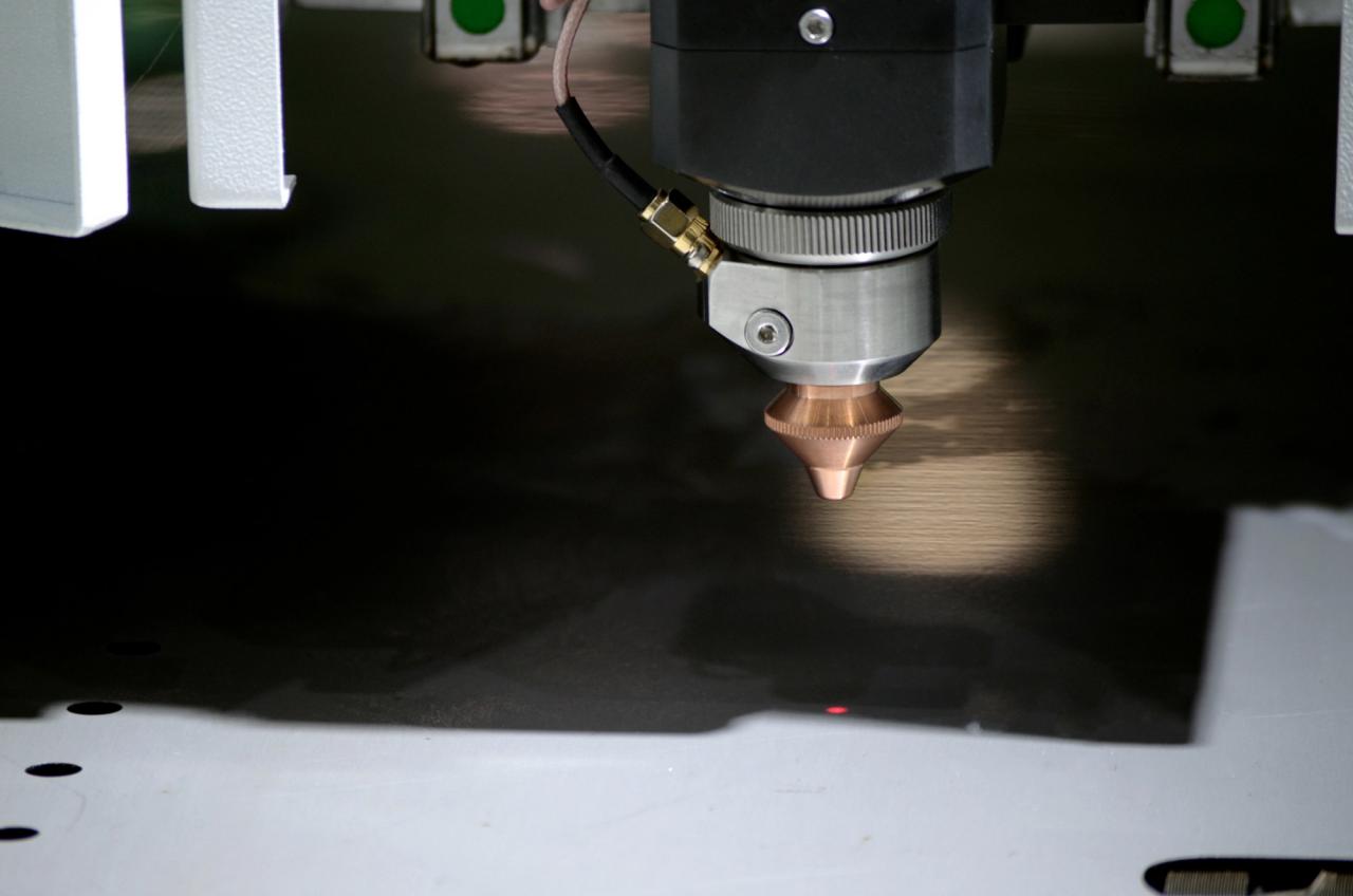 1500*3000mm 500w Racuys Or Ipg Fiber Laser Cutting Machine 1500*3000mm 500w Racuys eller Ipg fiberlaserskjæremaskin