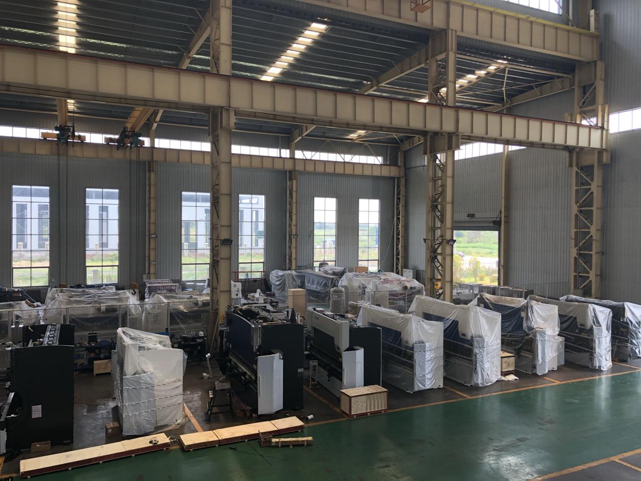 16mm Hydraulic Guillotine Shearing Machine For Sheet Metal Cutting 6 Meters 16mm hydraulisk giljotinklippemaskin for metallskjæring 6 meter