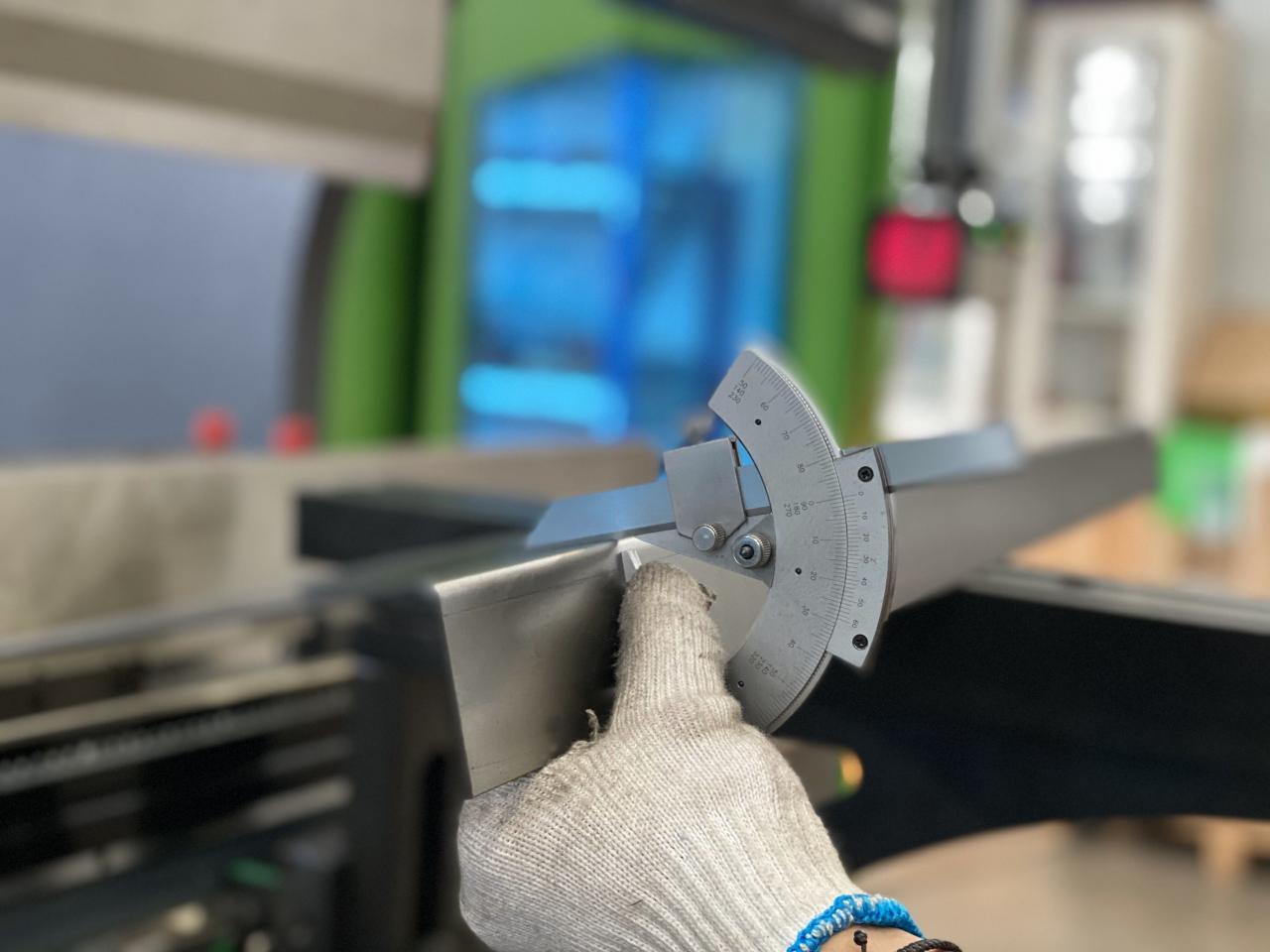 16mm Hydraulic Guillotine Shearing Machine For Sheet Metal Cutting 6 Meters 16mm hydraulisk giljotinklippemaskin for metallskjæring 6 meter