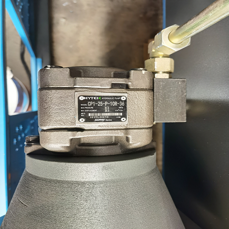 300t/4000 Hydraulic Press Brake Machine 300t/4000 hydraulisk kantpressemaskin