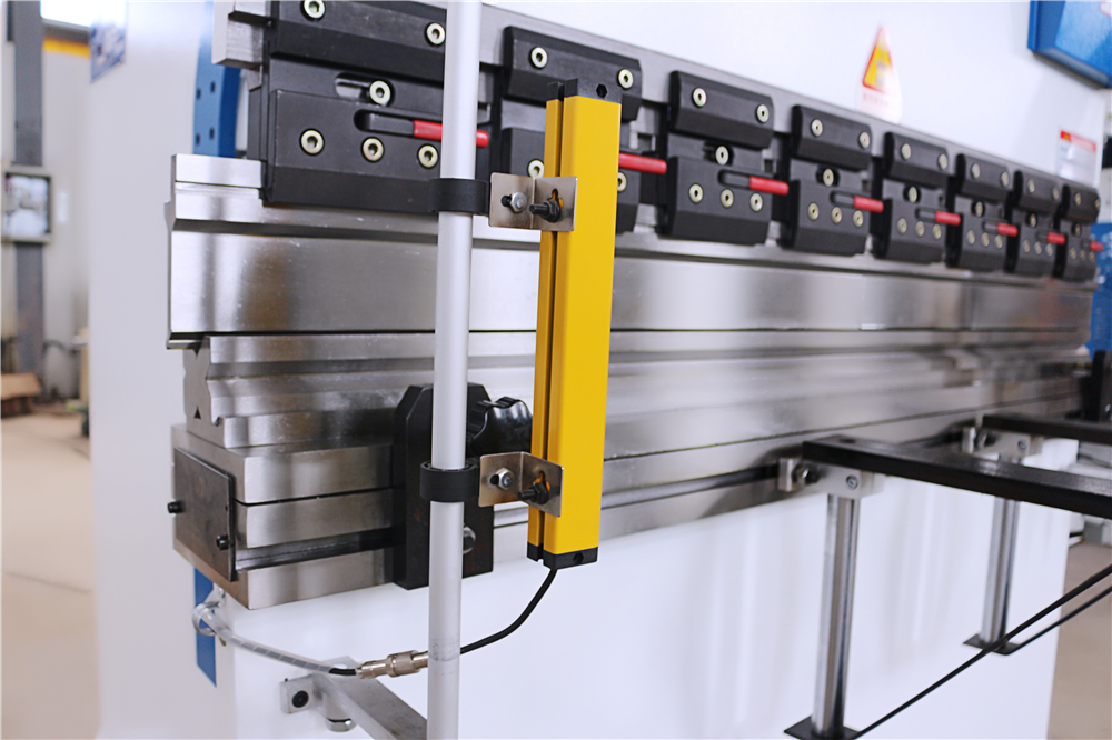 3+1 Axis Cnc Hydraulic Press Brake With Esa System 3+1 Axis Cnc Hydraulisk kantpress med Esa-system