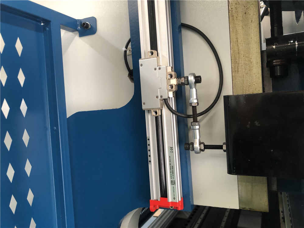 3+1 Axis Cnc Hydraulic Press Brake With Esa System 3+1 Axis Cnc Hydraulisk kantpress med Esa-system