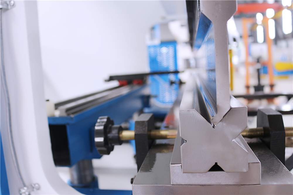 3+1 Axis Cnc Hydraulic Press Brake With Esa System 3+1 Axis Cnc Hydraulisk kantpress med Esa-system