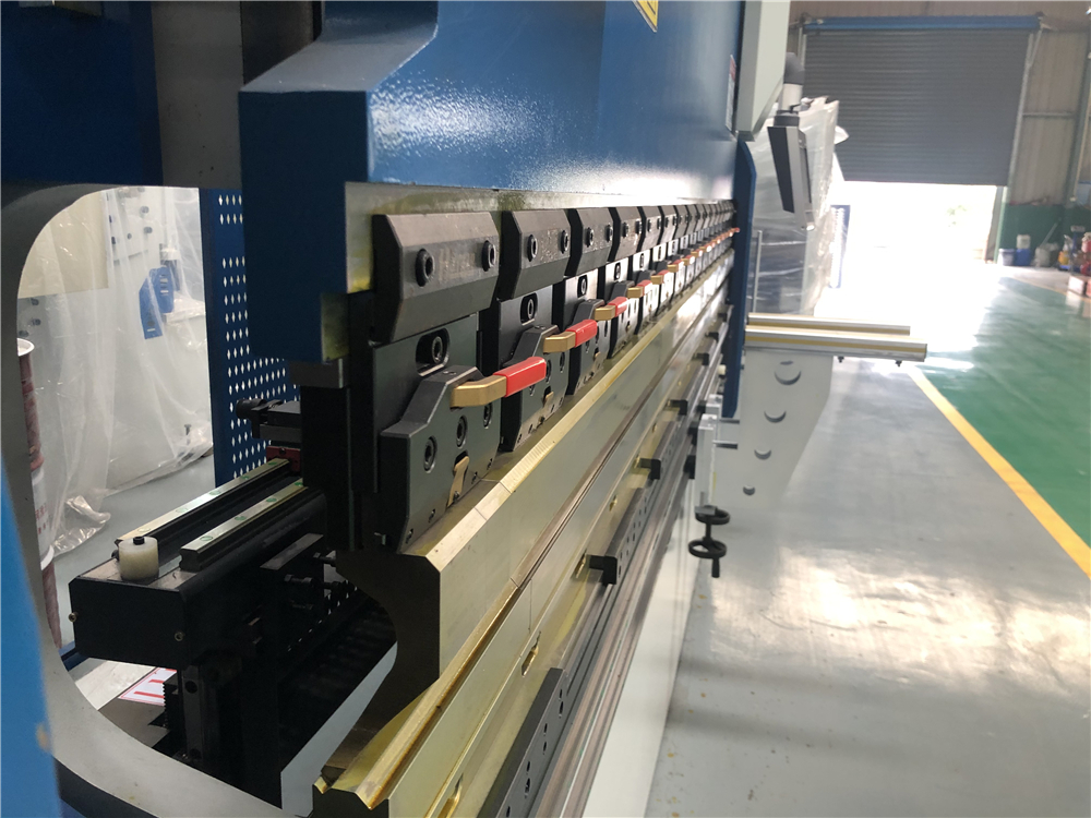 3+1 Axis Cnc Hydraulic Press Brake With Esa System 3+1 Axis Cnc Hydraulisk kantpress med Esa-system