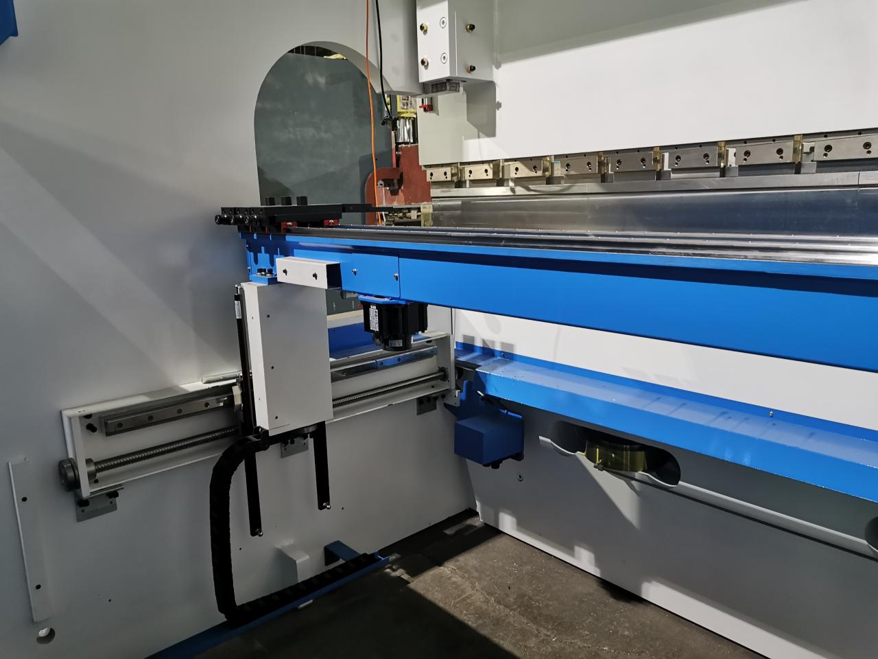 4 Axis Cnc Tandem Press Brake With Delem Da58t 2d Graphical Controller 4-akset Cnc Tandem kantpress med Delem Da58t 2d grafisk kontroller