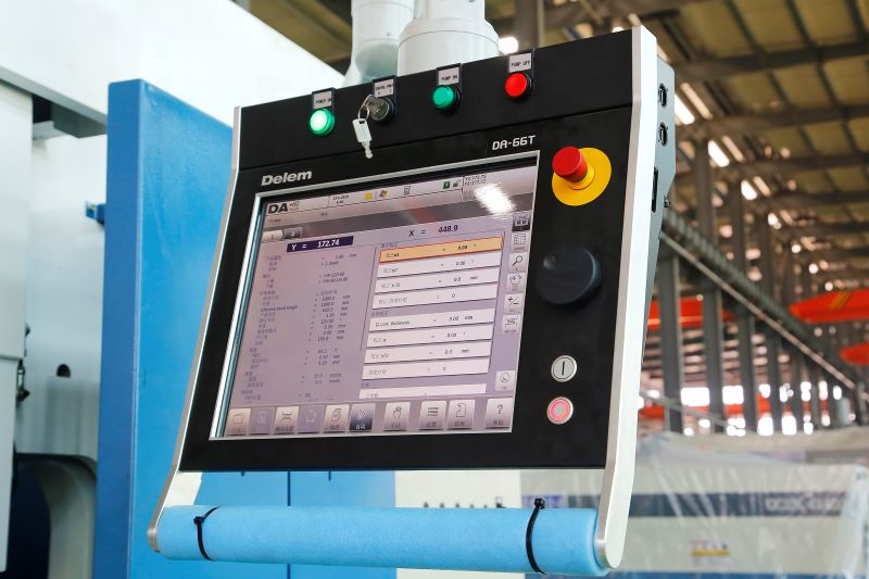 4 Axis Cnc Tandem Press Brake With Delem Da58t 2d Graphical Controller 4-akset Cnc Tandem kantpress med Delem Da58t 2d grafisk kontroller