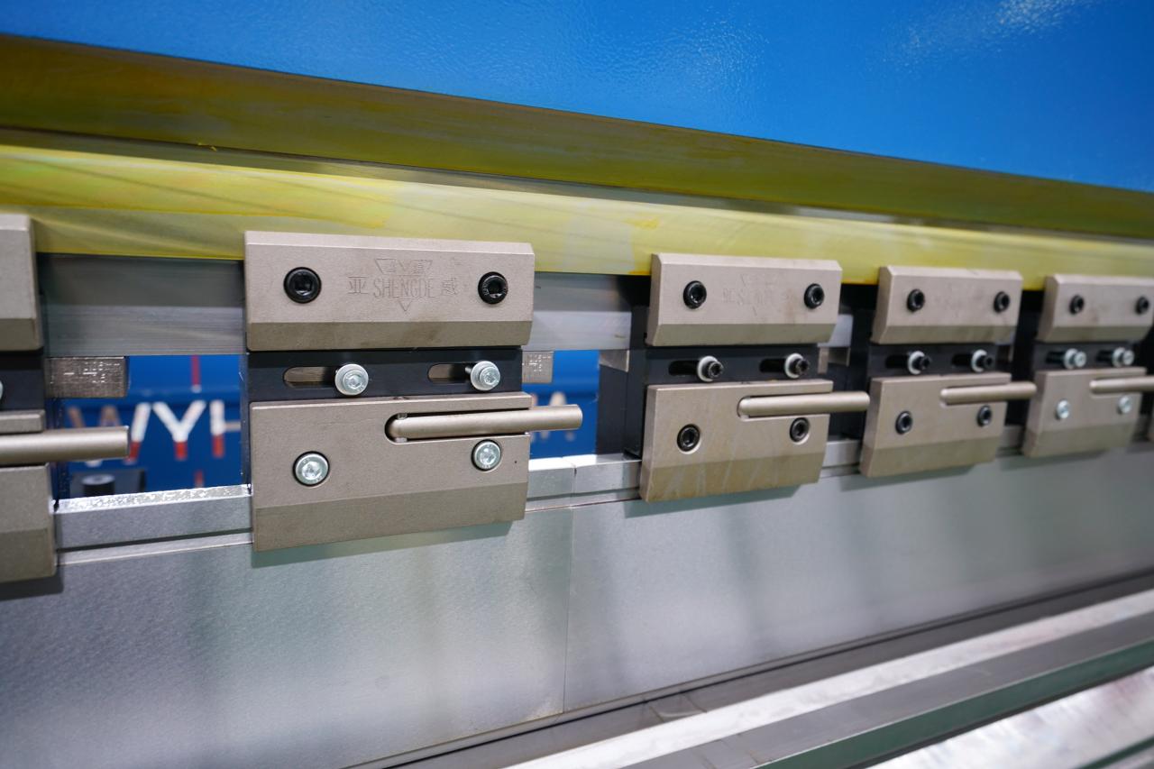 4 Axis Cnc Tandem Press Brake With Delem Da58t 2d Graphical Controller 4-akset Cnc Tandem kantpress med Delem Da58t 2d grafisk kontroller