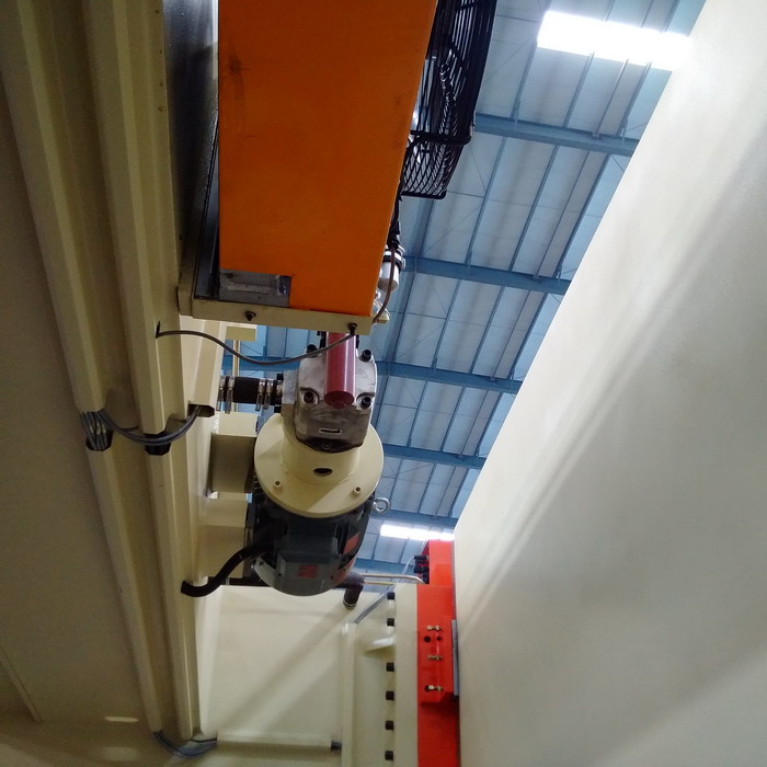 4 Axis Cnc Tandem Press Brake With Delem Da58t 2d Graphical Controller 4-akset Cnc Tandem kantpress med Delem Da58t 2d grafisk kontroller