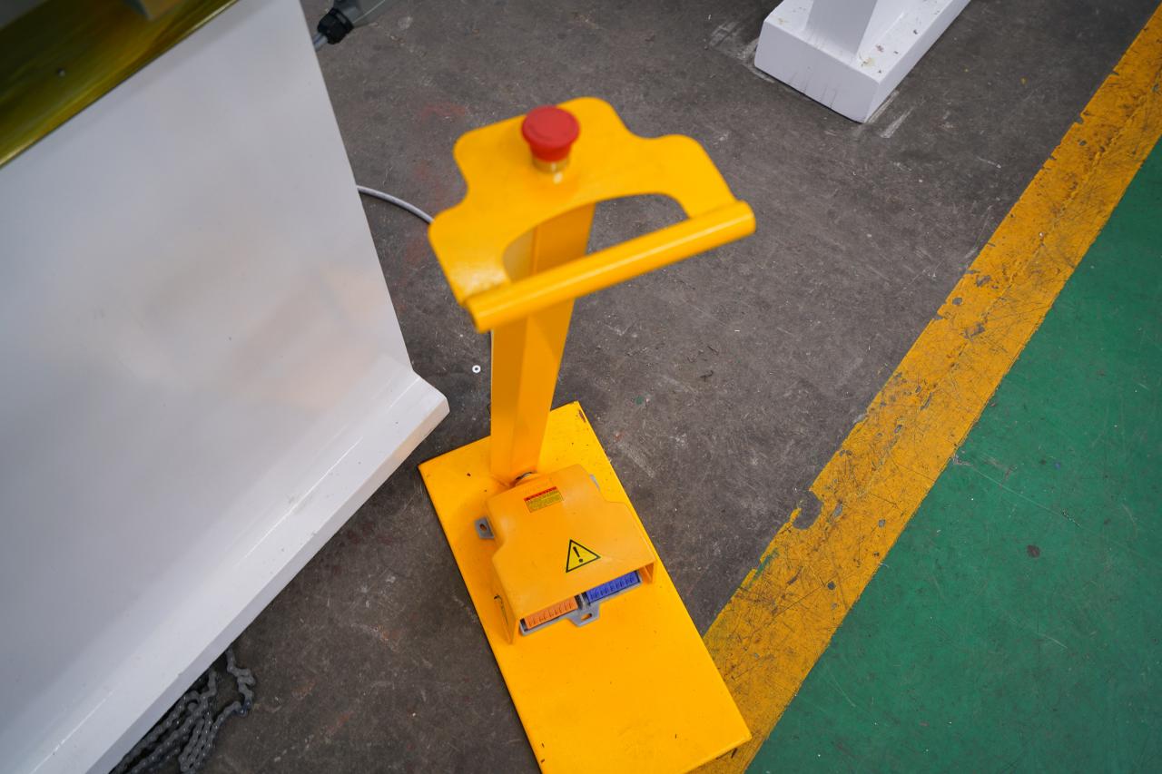 4 Axis Cnc Tandem Press Brake With Delem Da58t 2d Graphical Controller 4-akset Cnc Tandem kantpress med Delem Da58t 2d grafisk kontroller