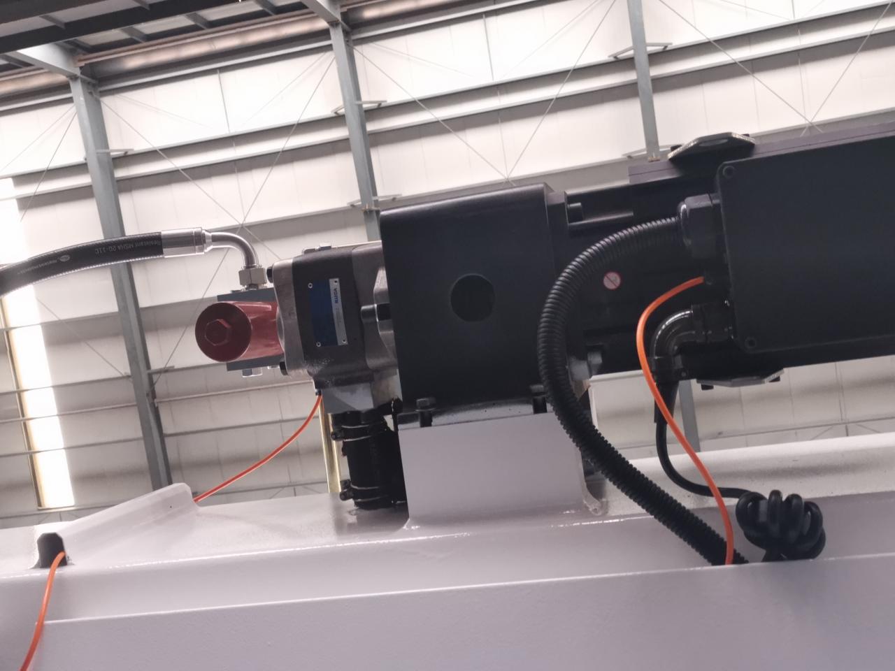 4 Axis Cnc Tandem Press Brake With Delem Da58t 2d Graphical Controller 4-akset Cnc Tandem kantpress med Delem Da58t 2d grafisk kontroller