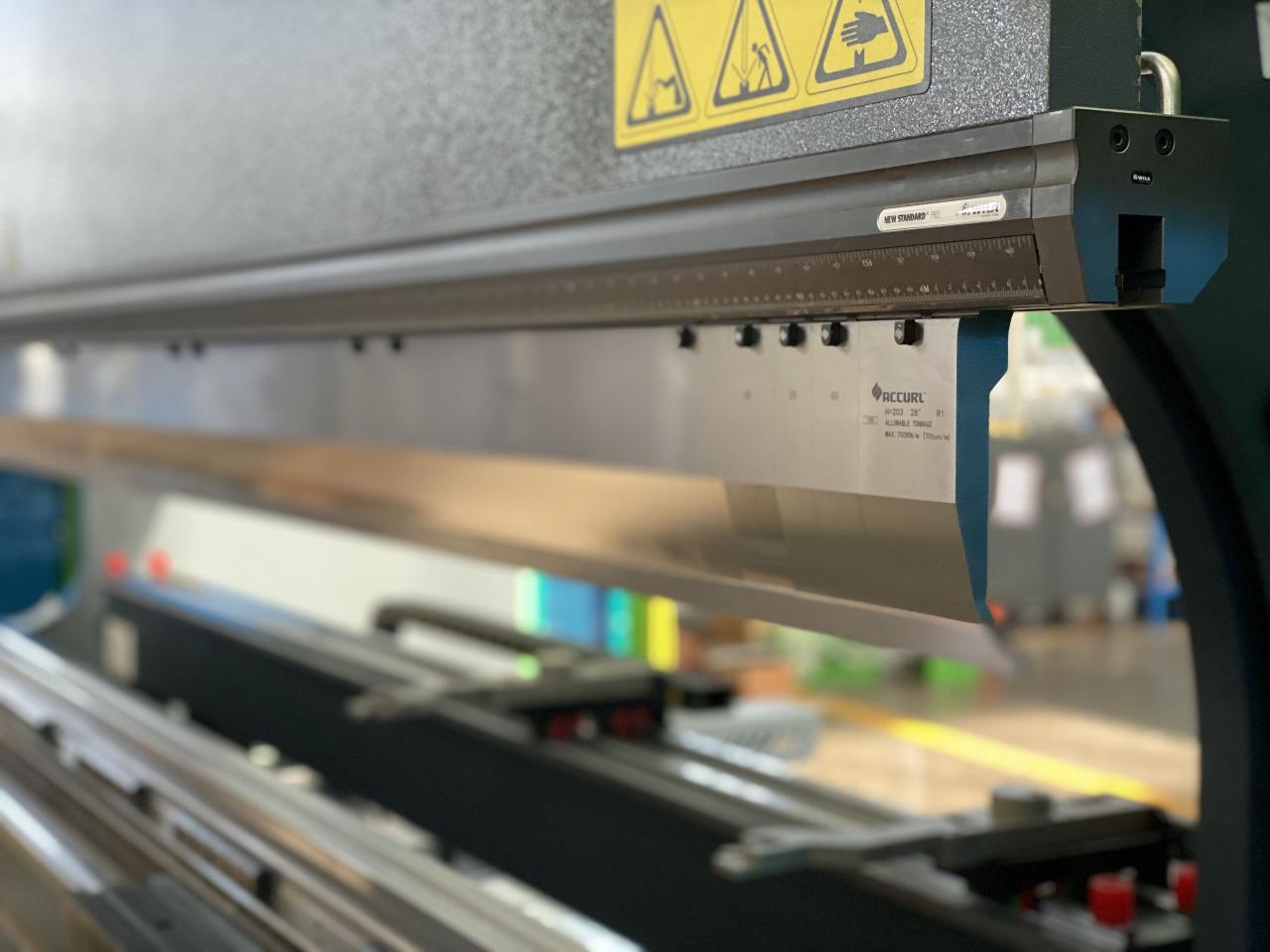 China 220t Cnc Bending Machine 6+1 Axis Hydraulic Press Brake Price Kina 220t Cnc bøyemaskin 6+1 akse hydraulisk kantpress Pris