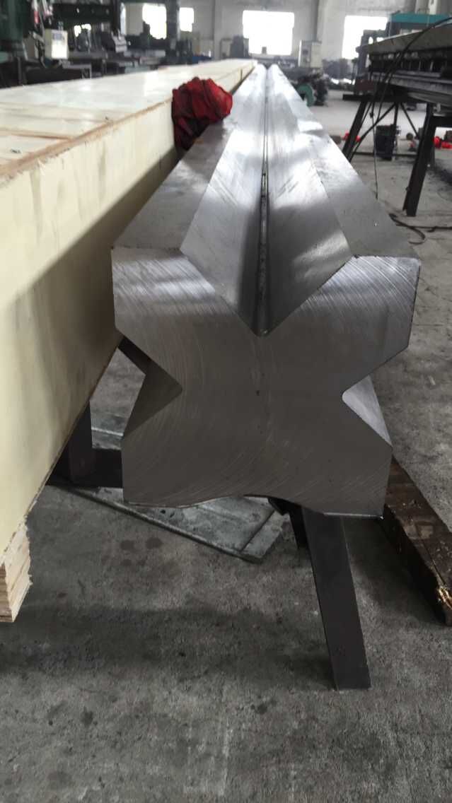 Full Automatic High Power Sheet Bending Machine And Cnc Press Brake Machine Helautomatisk høyeffekts arkbøyemaskin og Cnc kantpressemaskin