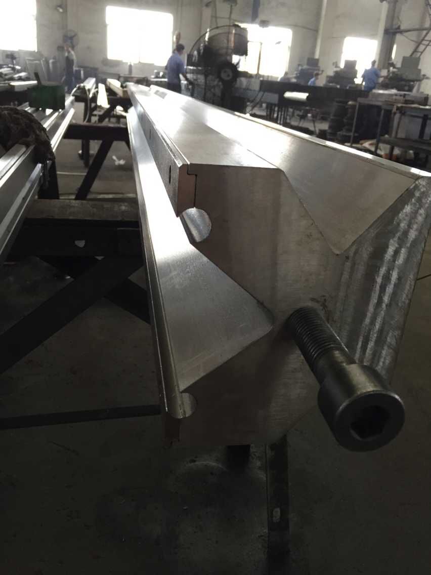 Full Automatic High Power Sheet Bending Machine And Cnc Press Brake Machine Helautomatisk høyeffekts arkbøyemaskin og Cnc kantpressemaskin