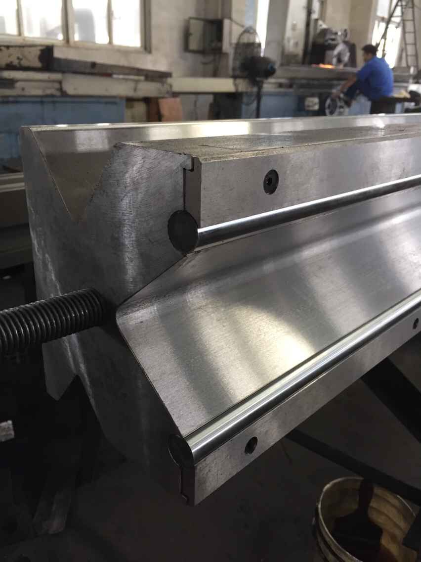 Full Automatic High Power Sheet Bending Machine And Cnc Press Brake Machine Helautomatisk høyeffekts arkbøyemaskin og Cnc kantpressemaskin