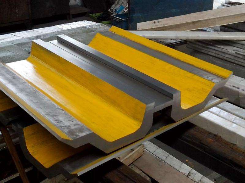 Full Automatic High Power Sheet Bending Machine And Cnc Press Brake Machine Helautomatisk høyeffekts arkbøyemaskin og Cnc kantpressemaskin