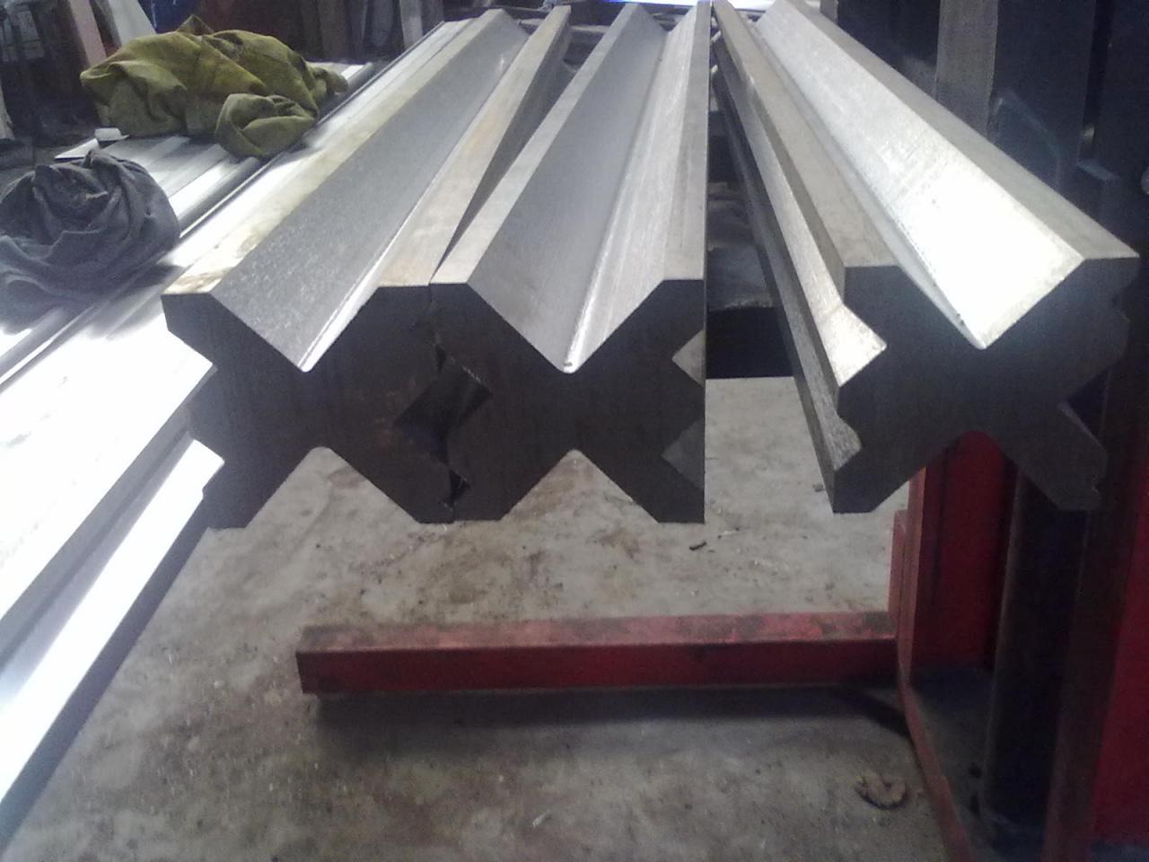 Full Automatic High Power Sheet Bending Machine And Cnc Press Brake Machine Helautomatisk høyeffekts arkbøyemaskin og Cnc kantpressemaskin