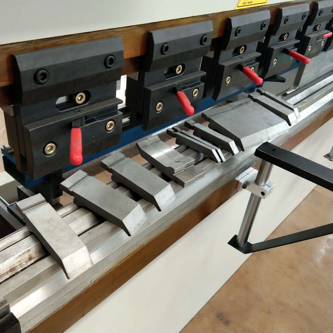 Hydraulic Press Brake Of 130t/3200mm 4+1 Axis Delem Da53t Cnc Press Brake Hydraulisk kantpress på 130t/3200 mm 4+1 akse Delem Da53t Cnc kantpress