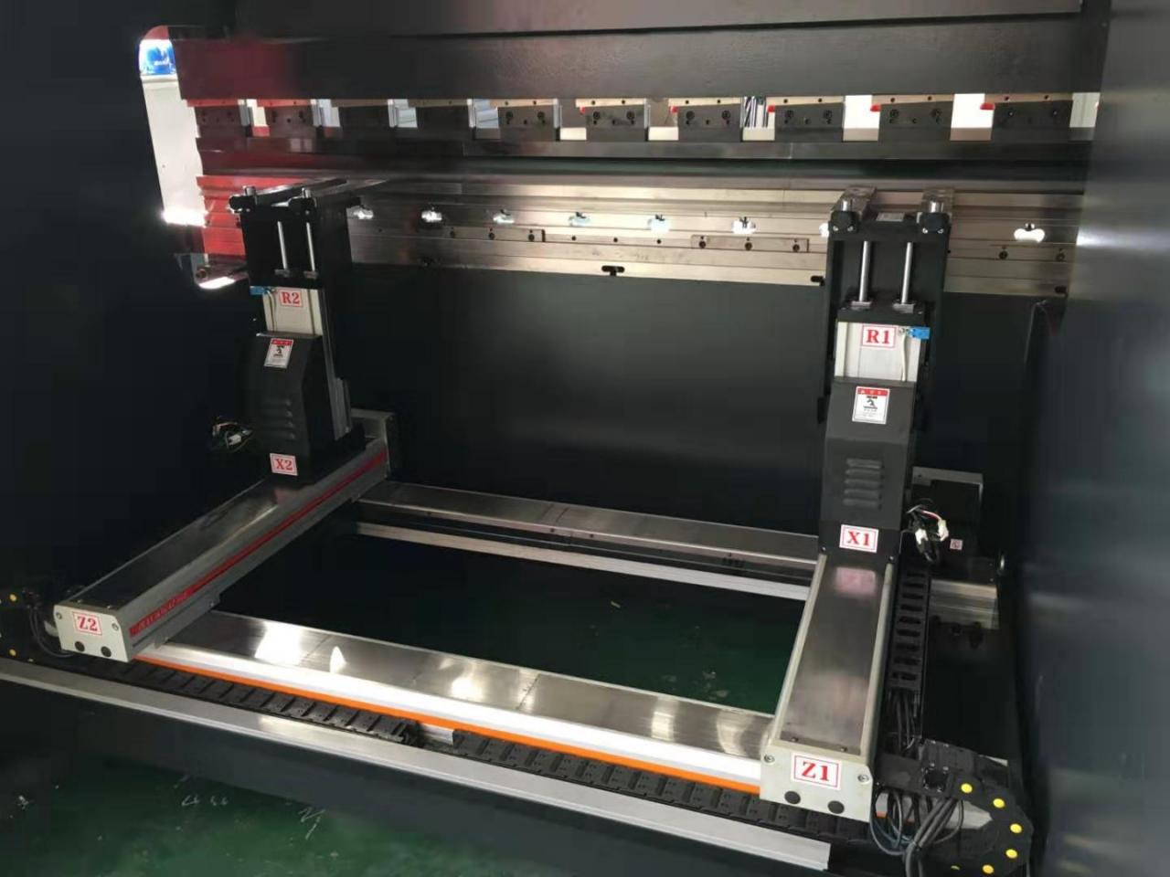 Hydraulic Stainless Steel Wc67y/k-300/6000 Mould Crowning Press Brake Hydraulisk rustfritt stål Wc67y/k-300/6000 Mold Crowning Press Brems