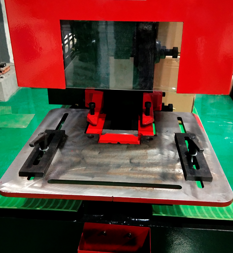 Q35y Series Hydraulic Ironworker Shearing And Punching Machine Q35y Series Hydraulisk Ironworker klippe- og stansemaskin