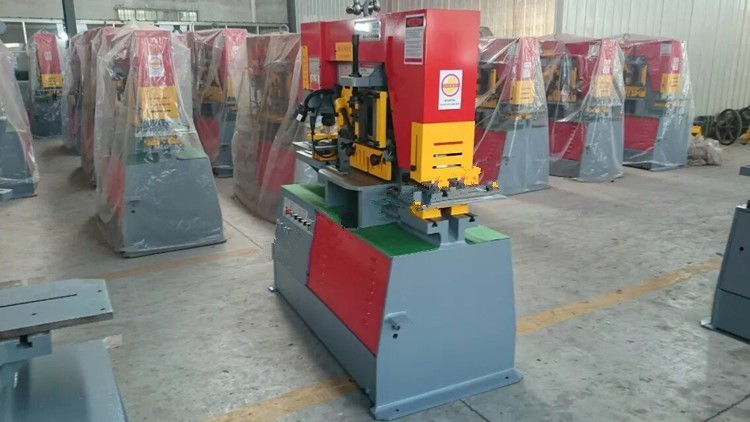 Q35y Series Multifunctional Hydraulic Iron Worker Combined Shearing And Punching Machine Q35y-serien multifunksjonell hydraulisk jernarbeider kombinert klippe- og stansemaskin