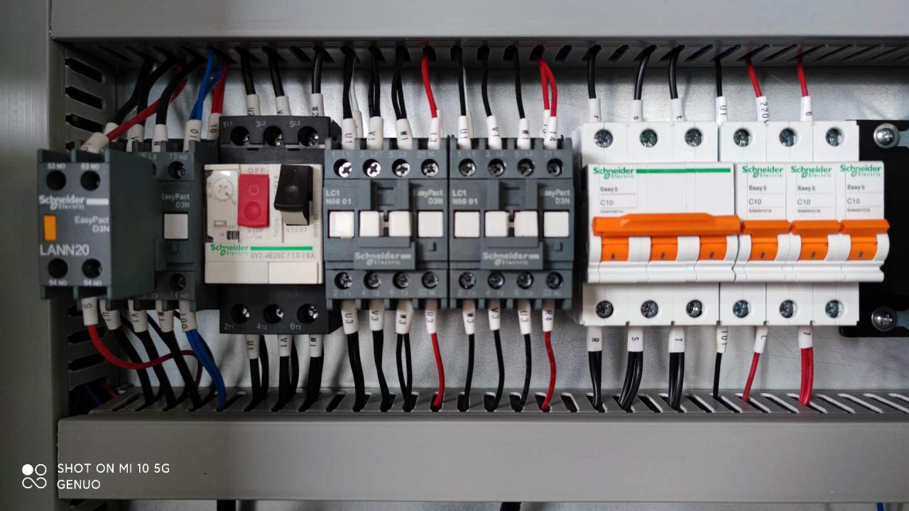 Qc11k Hydraulic Shear Machine And Guillotine Shearing Machine For Sheet Metal Cutting Qc11k Hydraulisk skjæremaskin og giljotinklippemaskin for skjæring av metallplater